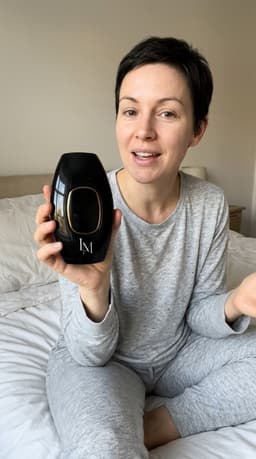 Customer review with black Lumimor IPL on bed